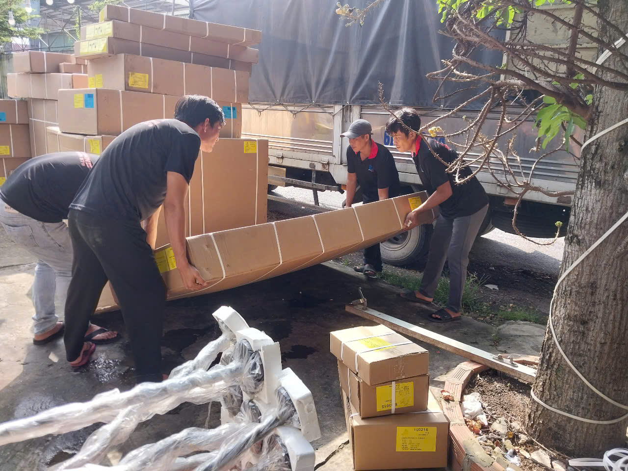 Dịch Vụ Cho Thuê Thợ Bốc Vác / Bốc Xếp / Khiêng Dọn Đồ HCM