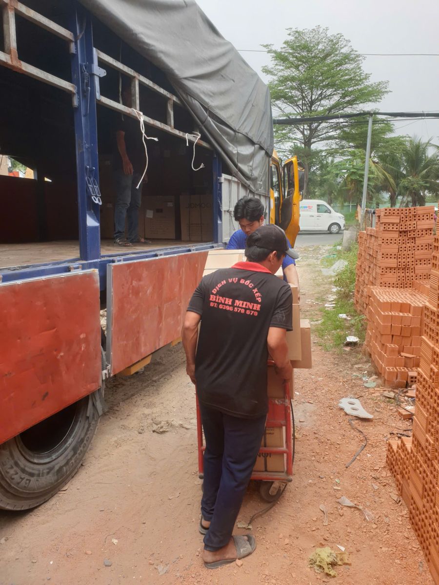 Bốc xếp hàng container Bình Dương