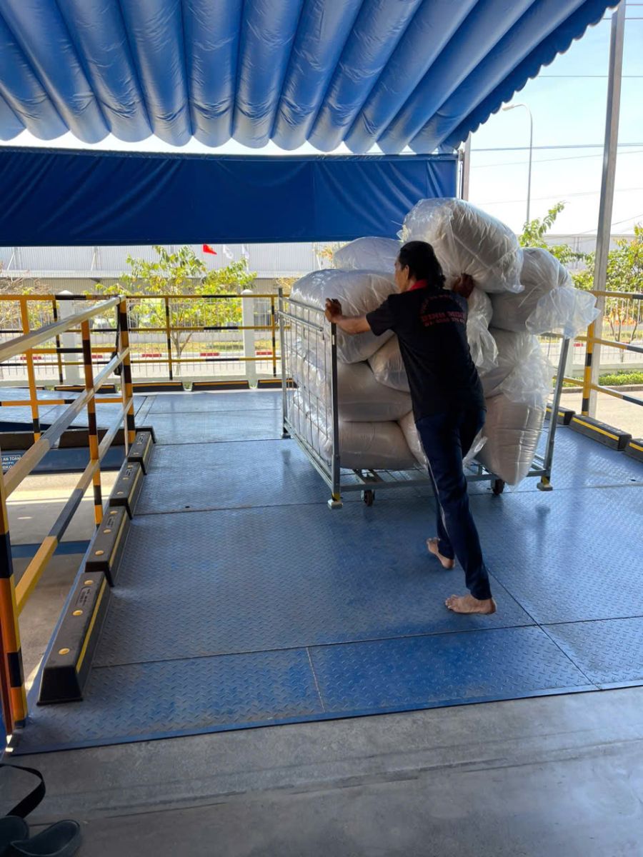 bốc xếp hàng hoá tại cảng cát lái, quận 2